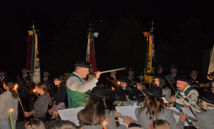 Die Musikkapelle Peilstein spielt den österreichischen Zapfenstreich.