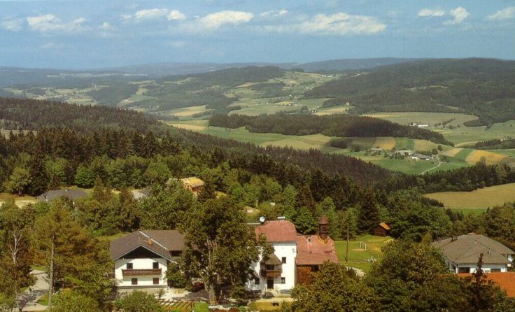 Der 850 Meter hohe Hansberg ist das „Wahrzeichen“ von St. Johann. Foto: Gemeinde St. Johann