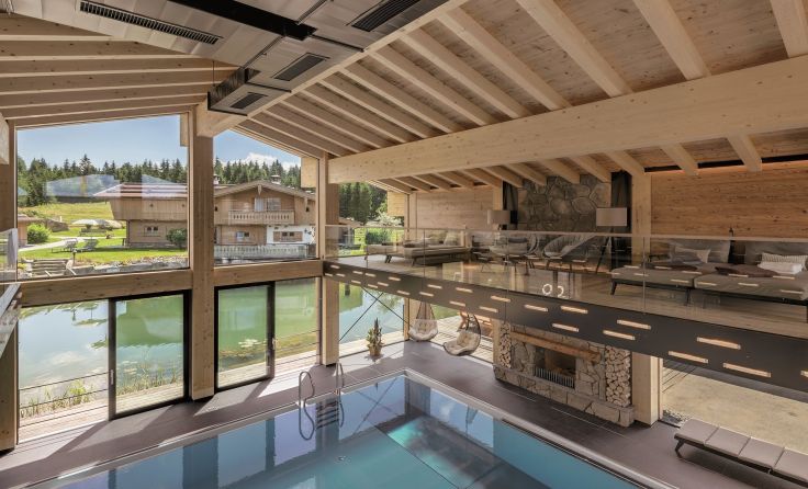 Beeindruckende Kulisse im neuen Indoor-Poolbereich. Foto: INNs HOLZ