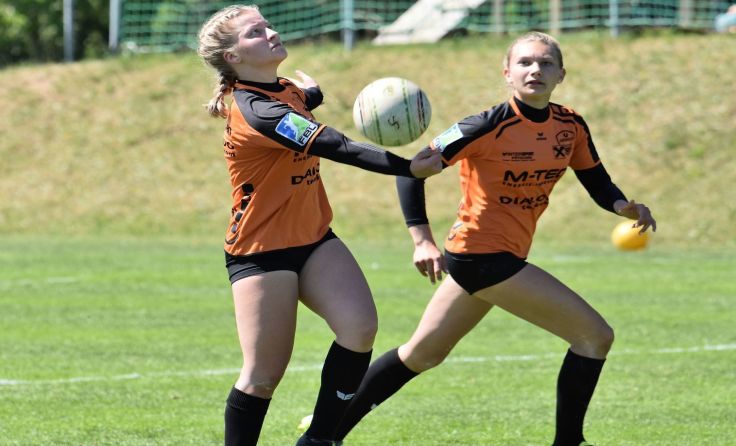 Magdalena Bauer und Anika Hartl beim Spiel gegen den FSC Wels. Foto: Manfred Lindorfer 