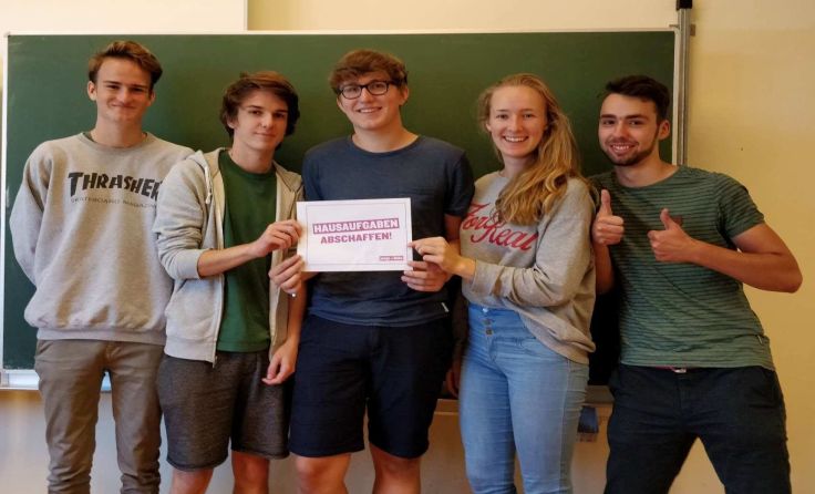 Die Jungen Linken mit Aktivist Lorenz Winkler fordern das Aus der Hausaufgaben. Foto: Junge Linke