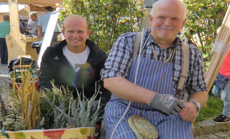 Norbert und Martin Gruber präsentieren das Handwerk Korbwickeln. Foto: Gemeinde Niederkappel