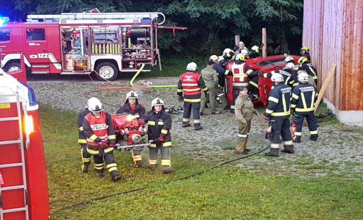 Mit Übungen wie diesen, werden die Feuerwehren auf den Ernstfall vorbereitet.