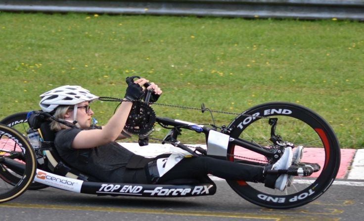 Vergangenes Jahr hat Elisabeth Egger ihr erstes richtiges Handbike bekommen. Foto: Peter Gaisbauer