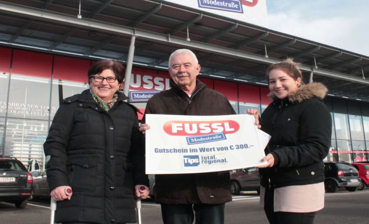 Elisabeth und Erwin Hopfner mit Tips-Redakteurin Sevim Demir (r.). Foto: Hanner