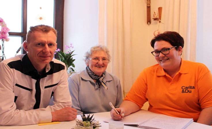 Markus W., seine Mutter und Margit Niederleitner, Leiterin des Mobilen Hospizteams. Foto: Caritas