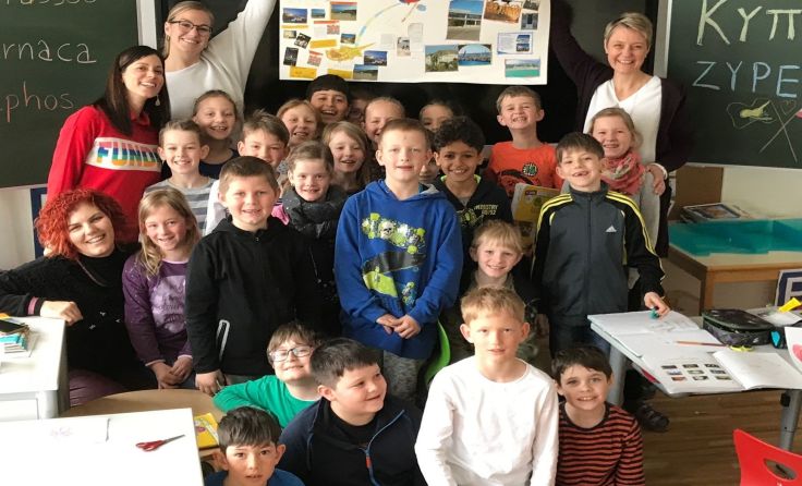 Eine Woche lang erarbeiteten die Gastlehrer aus Europa Projekte mit den Kindern. Fotos: VS St. Peter