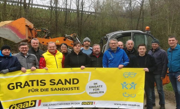 Der ÖAAB St. Martin lieferte 23 m³ Spielsand an über 70 Familien. Foto: OÖVP St. Martin