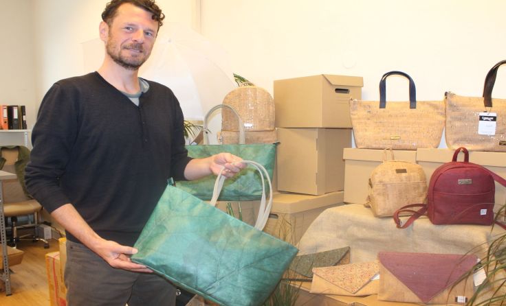 In Naturmaterialen hat Albert Wolfmayr seine Leidenschaft gefunden. Foto: Demir