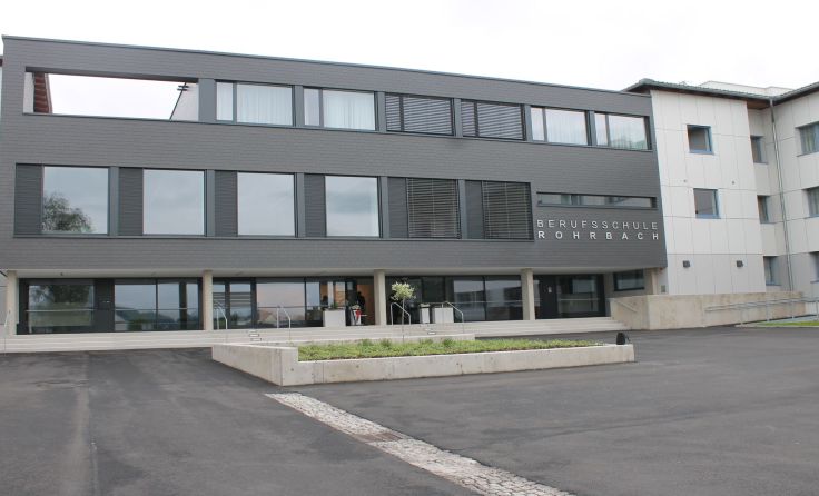 Die neue Außenfassade lässt die Berufsschule im neuen Glanz erstrahlen. Fotos: Demir