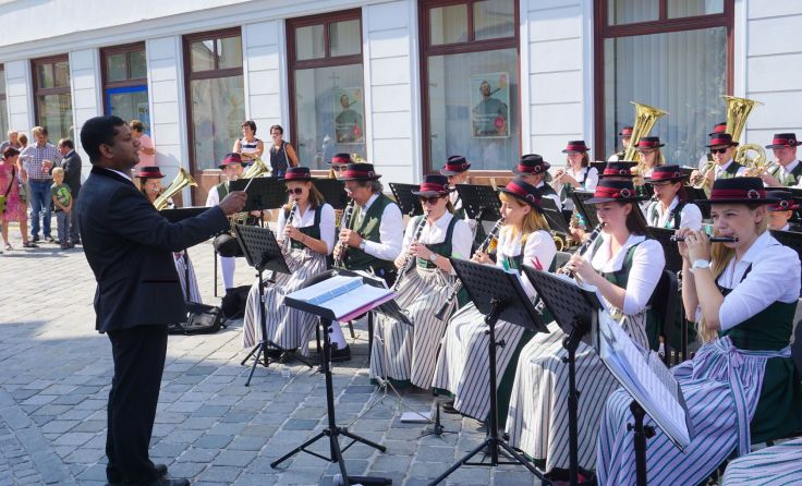 Pfarrer Aby Joseph Mannoor probierte sich gleich als Dirigent. Foto: Musikverein Gföhl