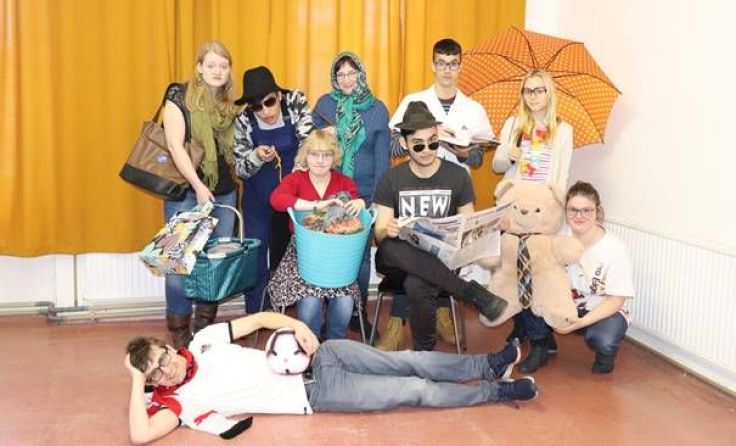 Das Petringer KBW-Team holt die Theatergruppe Courage vor den Vorhang. Foto: Theater Courage