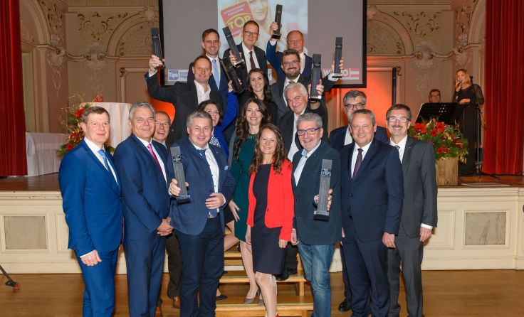 Die Trophygewinner mit Laudatoren. Foto: cityfoto