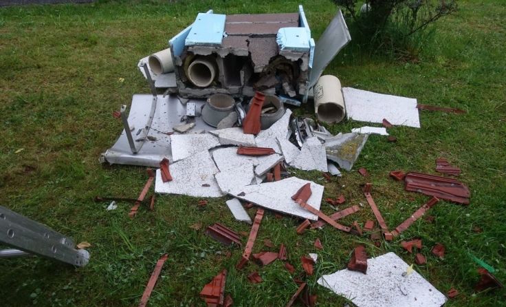 In Haslach wurde aufgrund des Gewitters ein Teil eines Dachs abgedeckt. Foto: FF Haslach