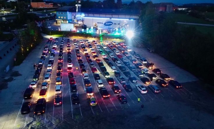 200 Autos parkten am empire-Gelände, die Musik wurde ins Auto gestreamt. Foto: Schneeweis