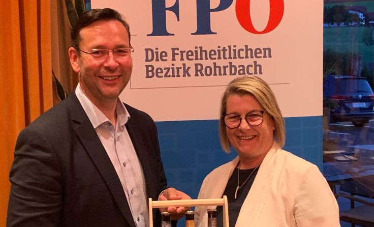 Ulli Wall durfte Hermann Brückl bei der Bezirkssitzung begrüßen. Foto: FPÖ Bezirk Rohrbach
