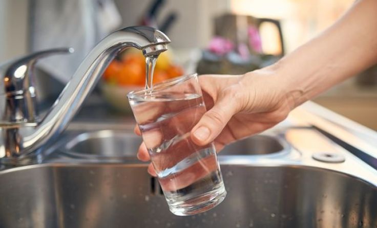 Das Trinkwasser soll vor Verzehr abgekocht werden. Foto: sonsart/shutterstock.com