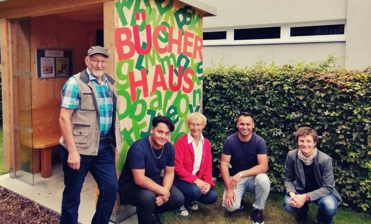 Viele helfende Hände machten das Bücherhäuschen in Lembach möglich. Fotos: privat