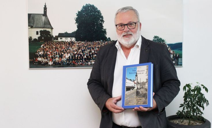 Sieben Jahre lang hat Bürgermeister Franz Saxinger an der Häuserchronik gearbeitet. Foto: Gemeinde