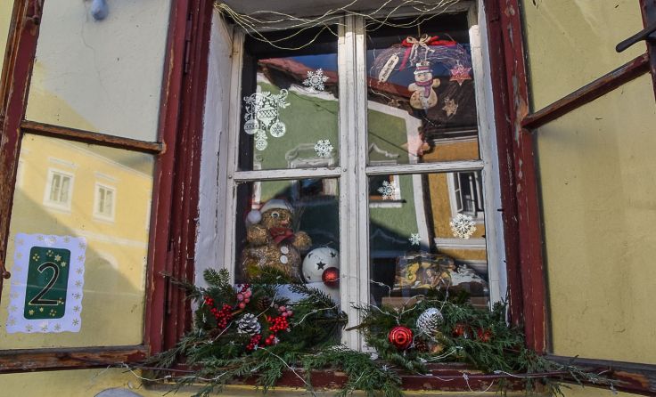 Liebevoll sind die Fenster geschmückt. Foto: Karl Neissl