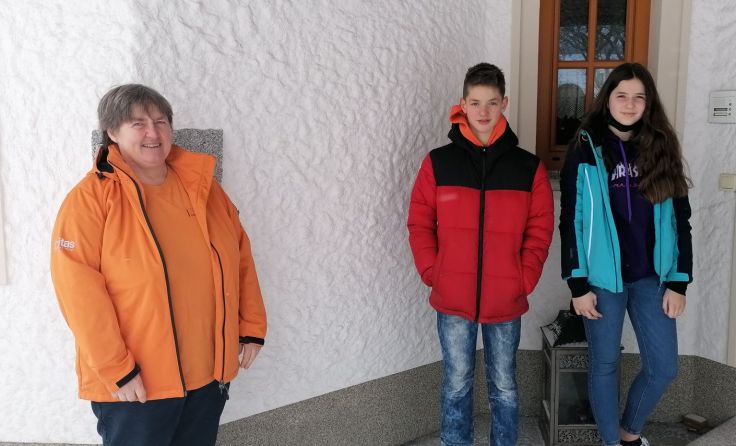 Caritas-Familienhelferin Karoline Pröll mit den Kindern Magdalena und Reinhard, Foto: Caritas