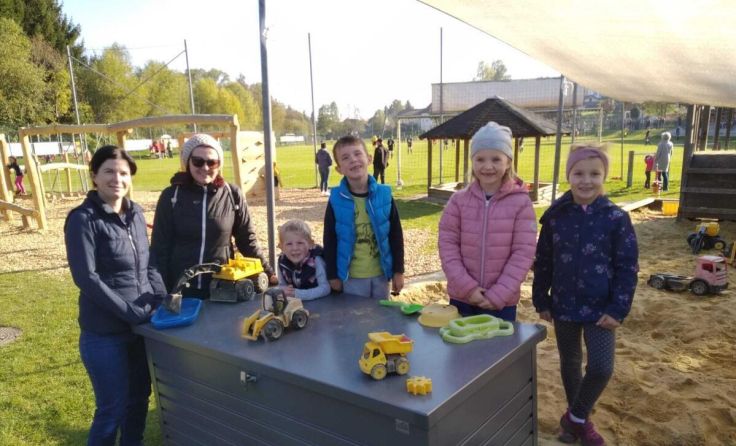 Traktor, Bagger und Co. werden in der neuen Aufbewahrungsbox verstaut. (Foto: Gemeinde)