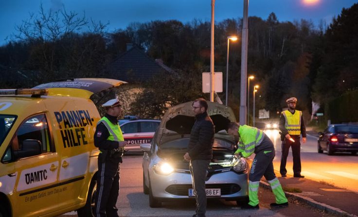 Das ÖAMTC tauschte kostenlos defekte Lamperl aus. (Foto: ÖAMTC/Laresser)