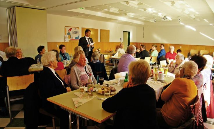 Beim Tag der Älteren wurde gut gespeist und viel geredet. (Foto: Ludwig Gierlinger)