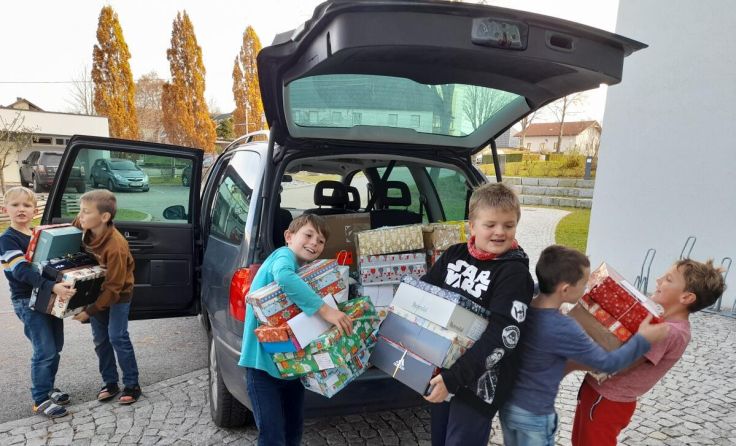 Schüler der 3. Klasse der VS St. Peter beim Verladen der Pakete. (Foto: Kitzberger)