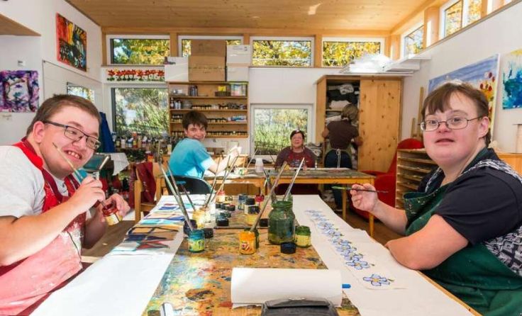 Sinnvoll schenken mit Unikaten aus den Werkstätten im Bezirk. (Foto: Arcus)