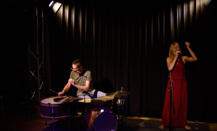 Fredi Pröll und Mara Kolibri singen gemeinsam mit Jazzatelier. (Foto: Karin Jung)