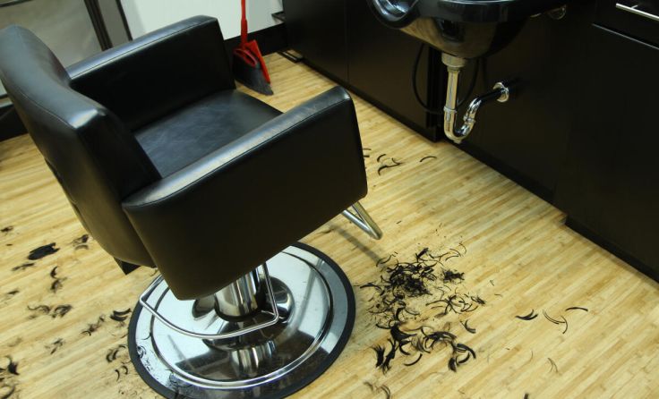 Die Haarreste werden einmal im Monat abgeholt. (Foto: Jillian Cain Photography/shutterstock.com)