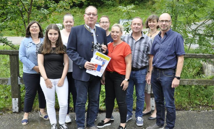 Heinz Huber mit den Bediensteten der Verwaltungsgemeinschaft. Foto: Gde. Haibach