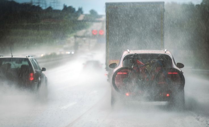 Bei starkem Regen benötigt es mehr Sicherheitsabstand. Foto: welcomia/Shutterstock.com