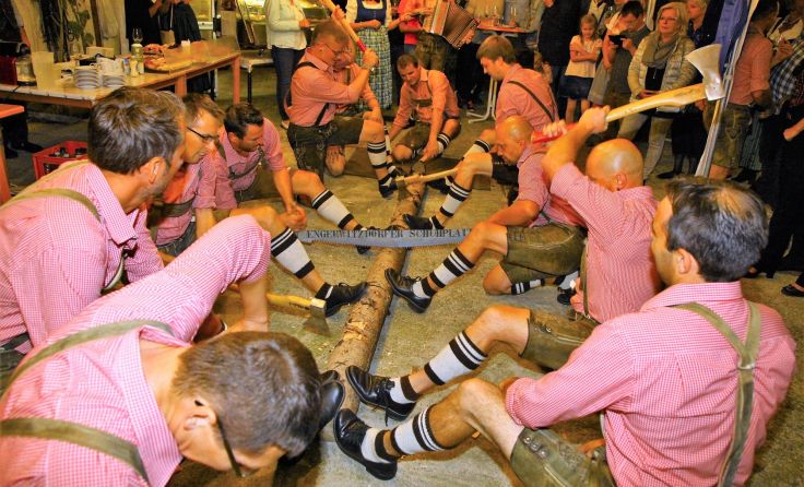 Die „Engerwitzdorfer Schuhplattler“ sorgen für Unterhaltung. Foto: Hans Dumfarth