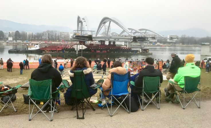 Die Studentengruppe macht es sich mit Blick auf die Brücke gemütlich. Foto: Marlis Schlatte
