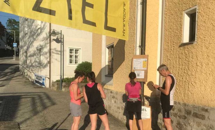 Im Ziel scannen die Läufer den Qr-Code und sehen dann die gelaufene Zeit. Foto: Tips/Schlatte