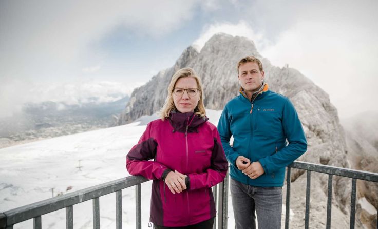 Leonore Gewessler und Stefan Kaineder besuchten den Dachsteingletscher. Foto: Land OÖ