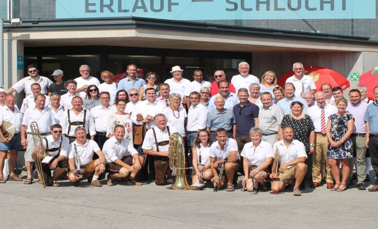 Die Festgäste mit dem Musikverein Purgstall vor dem neuen Eingangsbereich Foto: Sandra Tonner