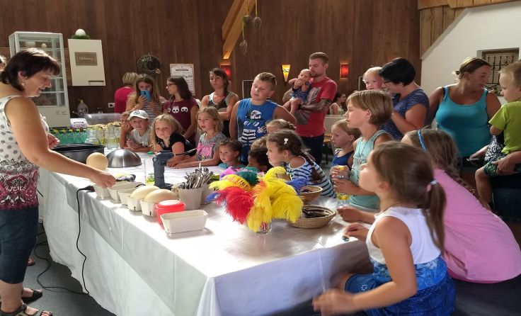 Die Kinder beim Öffnen der Straußeneier mit einer Bohrmaschine. Foto:Gabriele Langsenlehner