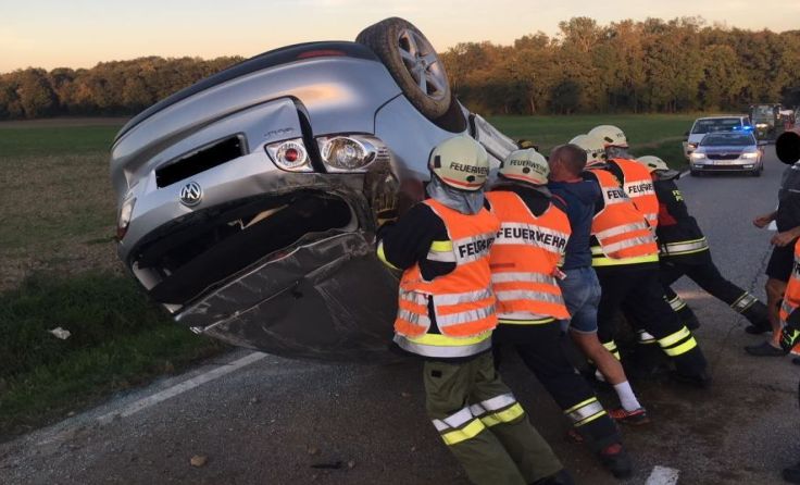 Das Auto einer jungen Frau landete auf dem Dach. Foto: FF Purgstall