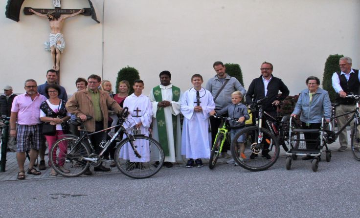 "Wir radeln in die Kirche" - Pfarrer Hans Lagler segnet die Fahrräder. Foto: Sommer / Zarl