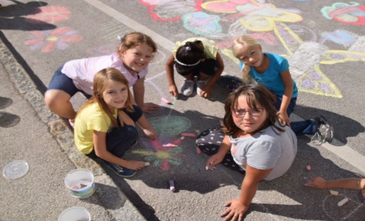 Die Kinder haben Spaß beim Bemalen der Straße. Foto: Marktgemeinde Purgstall