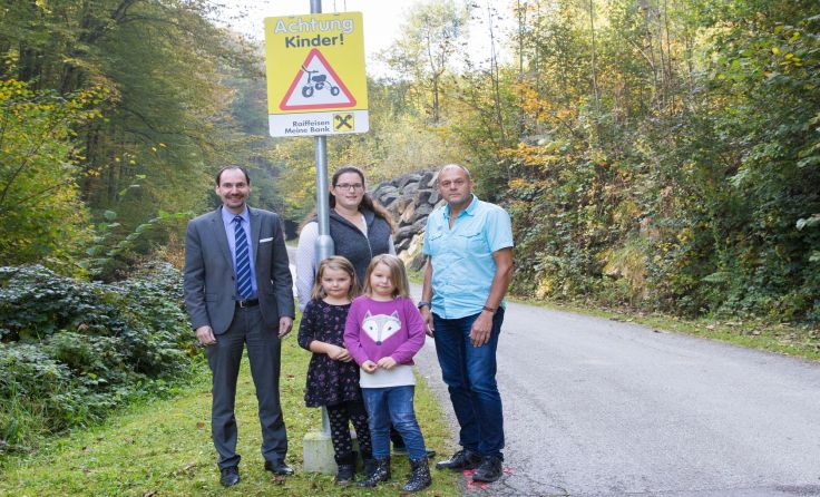 Hinweistafel "Achtung Kinder" Foto: Schindlegger Claudia