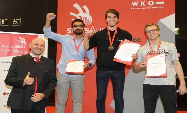 Simon Hell (Zweiter von rechts) gewinnt in der Sparte Webdevelopment. Foto: WKÖ/SkillsAustria