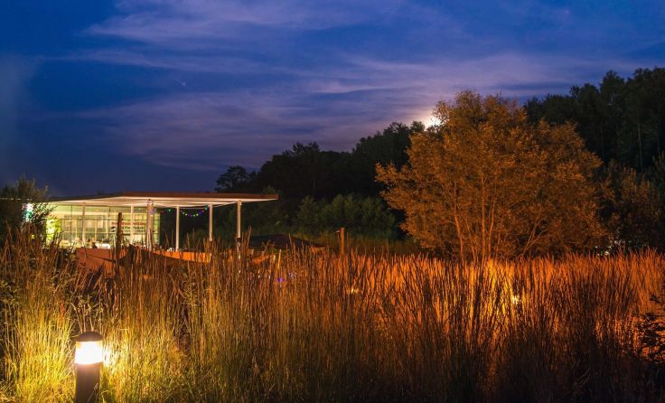 Das UnterWasserReich Schrems bei Nacht. Foto: Anton Zach