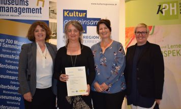 Edith Monaco als Museumskustos qualifiziert