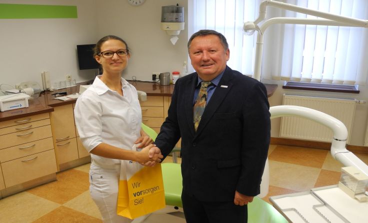 Kassenzahnärztin Marlies Bergmann (r.) mit Service-Center-leiter Wolfgang Ebert