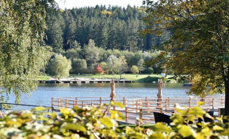 Das Restaurant-Hotel liegt direkt am Ufer des Hausschachen Teiches. Foto: GCW