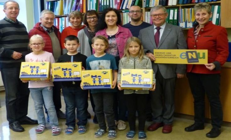 Schüler, Lehrerinnen, Schulwart, Gemeinde- und eNu-Vertreter. Foto: Romana Kranner